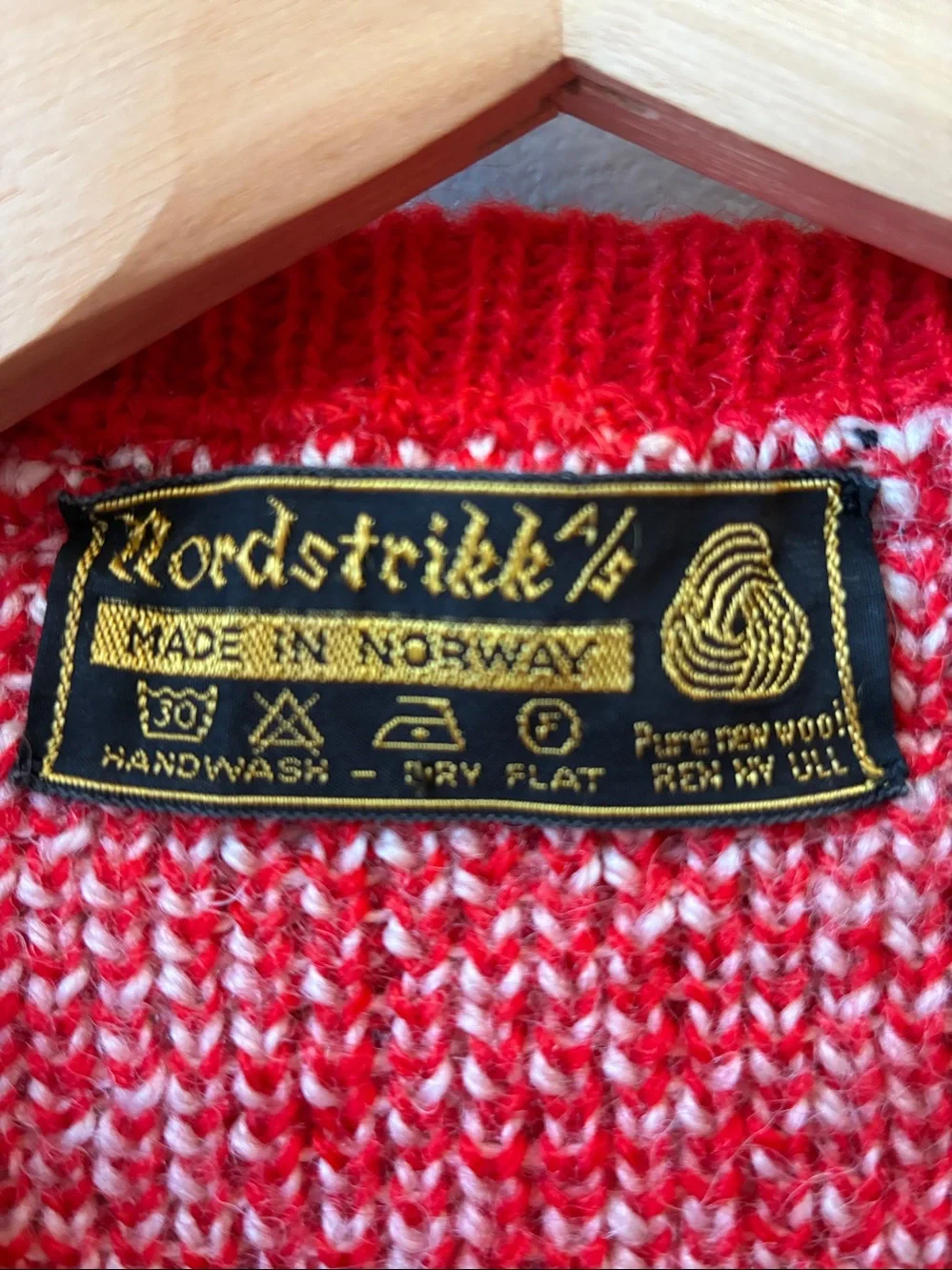 Nordstrikk’s Vintage Norwegian Red & White Wool Cardigan with Pewter Clasps - Picture 4 of 7